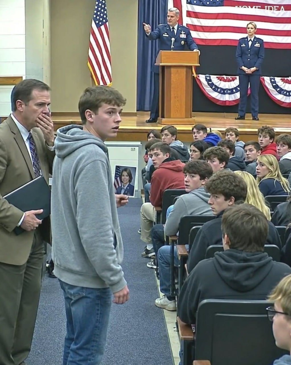 “My Mom Flies an F-22 Fighter Jet, I Told My Class — The Whole Room Burst Out Laughing, But What Happened Next Left Them Speechless” – Story Broadcast